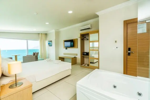 https://images.etstur.com/imgproxy/resize/2560x1440/files/images/hotelImages/etsrooms/516646/Dragut_Point_North_Hotel_20241120114122_3.jpg