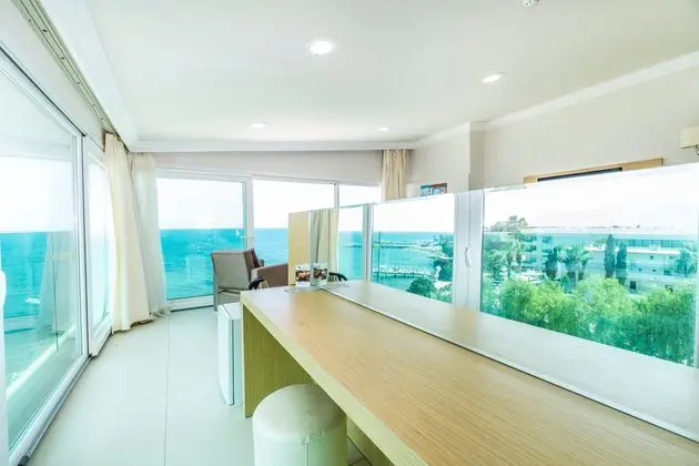 https://images.etstur.com/imgproxy/resize/2560x1440/files/images/hotelImages/etsrooms/516646/Dragut_Point_North_Hotel_20241120114122_4.jpg