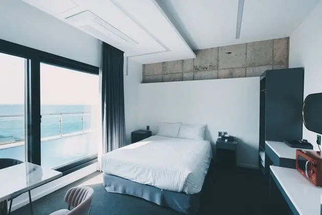 Sunset Pool Suite 301