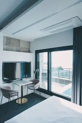 Sunset Pool Suite 301