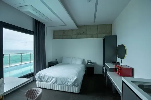 Sunset Pool Suite 301