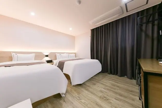 Twin Room (Free Breakfast for 2 on Tue-Fri)