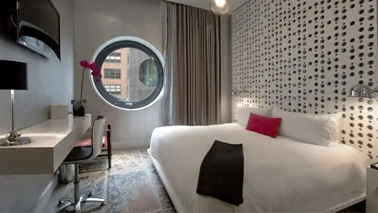 Oda, 1 En Büyük (King) Boy Yatak, Engellilere Uygun, Havuz Manzaralı (Roll-In Shower, Silver)