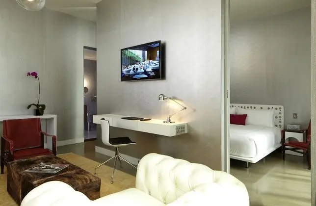 Oda, 1 En Büyük (King) Boy Yatak, Engellilere Uygun (ROLL IN SHOWER, POOL ACCESS (GOLD))