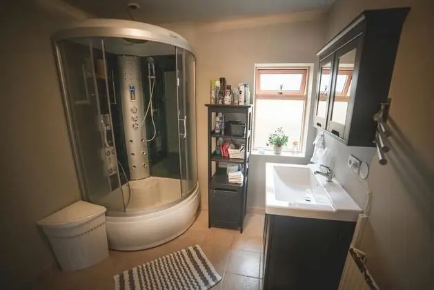 Tek Büyük veya İki Ayrı Yataklı Oda, Ortak Banyo