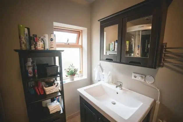 Tek Büyük veya İki Ayrı Yataklı Oda, Ortak Banyo