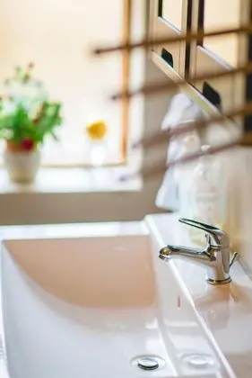 Tek Büyük veya İki Ayrı Yataklı Oda, Ortak Banyo