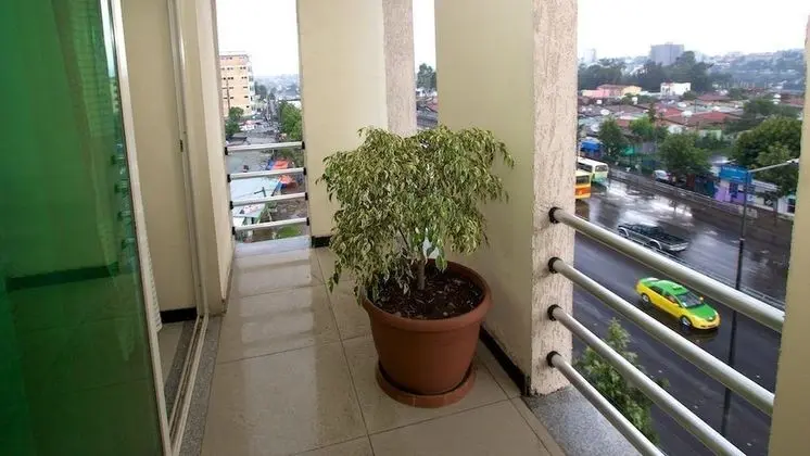 Junior Süit, Balkon