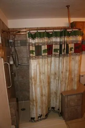 Oda, Özel Banyo (Knotty Pine Room)