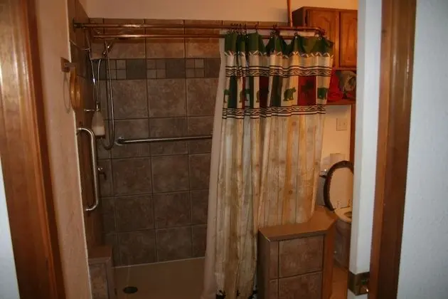 Oda, Özel Banyo (Knotty Pine Room)