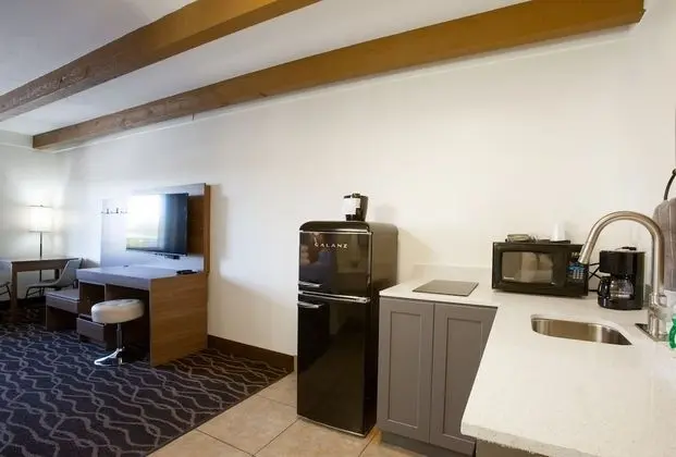 Premium Double Queen Kitchenette