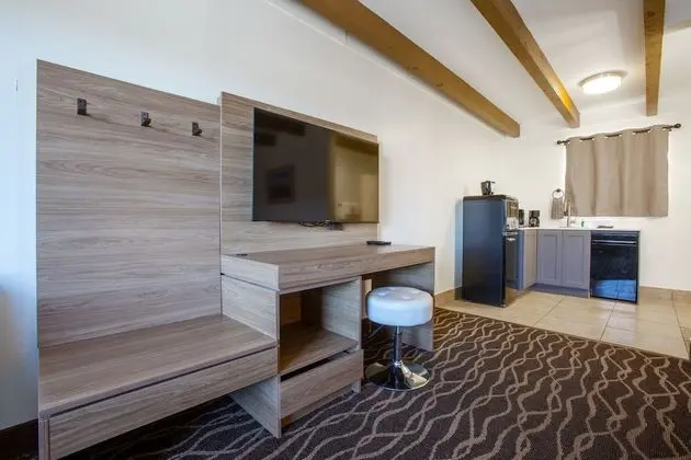 Premium Double Queen Kitchenette