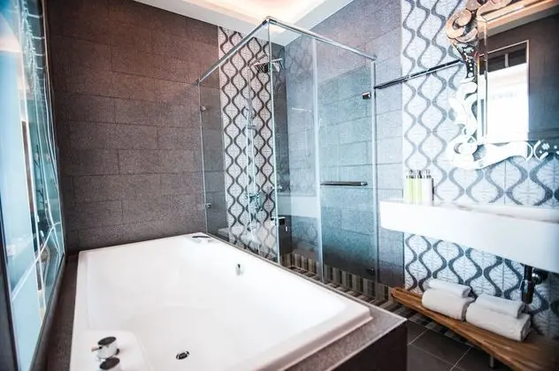 Deluxe Tek Büyük Yataklı Oda, 1 Büyük (Queen) Boy Yatak, Kısmi Deniz Manzarası