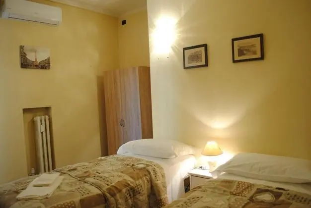 Tek Büyük veya İki Ayrı Yataklı Oda, Ortak Banyo