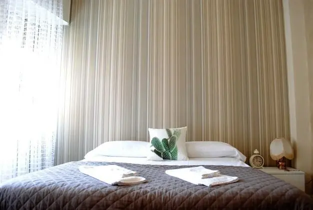 Tek Büyük veya İki Ayrı Yataklı Oda, Ortak Banyo