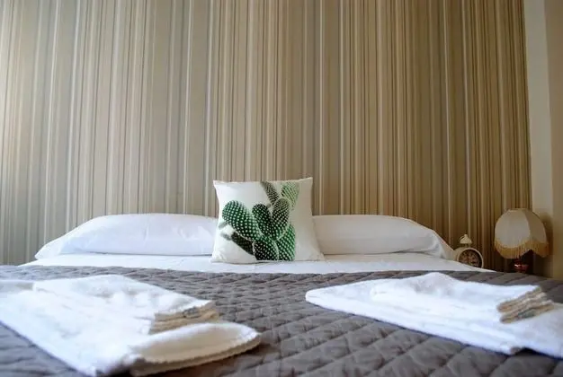 Tek Büyük veya İki Ayrı Yataklı Oda, Ortak Banyo