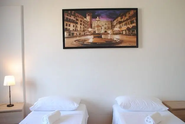 Oda, 2 Tek Kişilik Yatak, Ortak Banyo