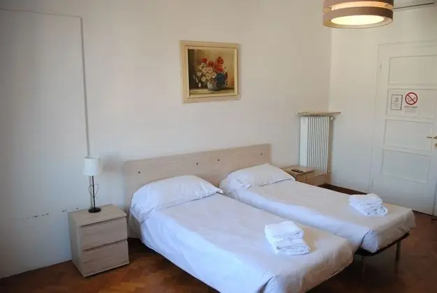Oda, 2 Tek Kişilik Yatak, Ortak Banyo