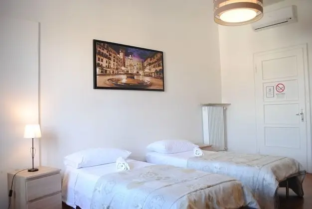 Oda, 2 Tek Kişilik Yatak, Ortak Banyo