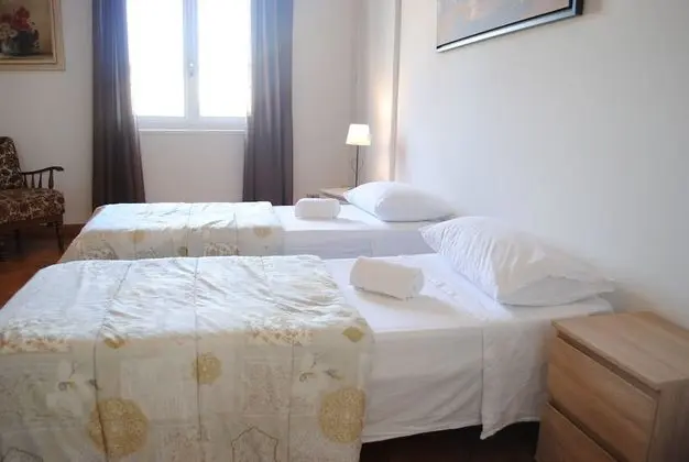 Oda, 2 Tek Kişilik Yatak, Ortak Banyo