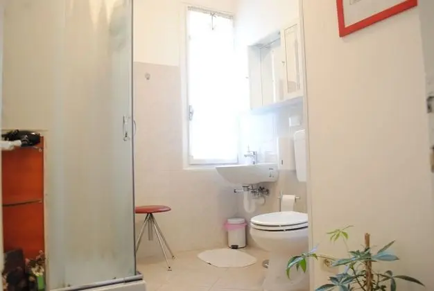 Oda, 2 Tek Kişilik Yatak, Ortak Banyo