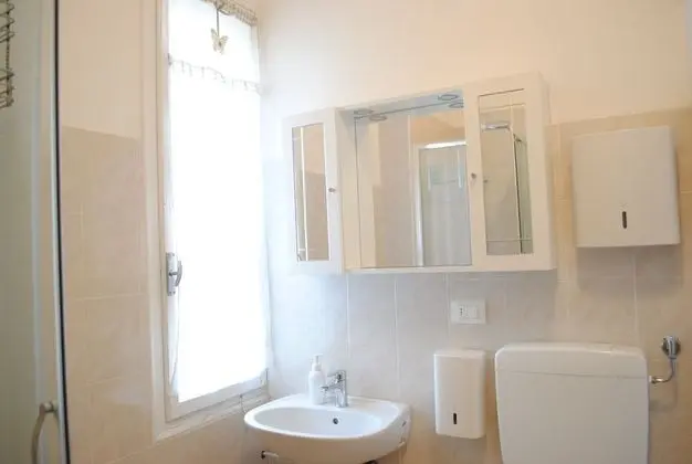 Oda, 2 Tek Kişilik Yatak, Ortak Banyo