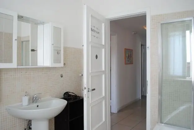 Tek Büyük Yataklı Oda, Ortak Banyo