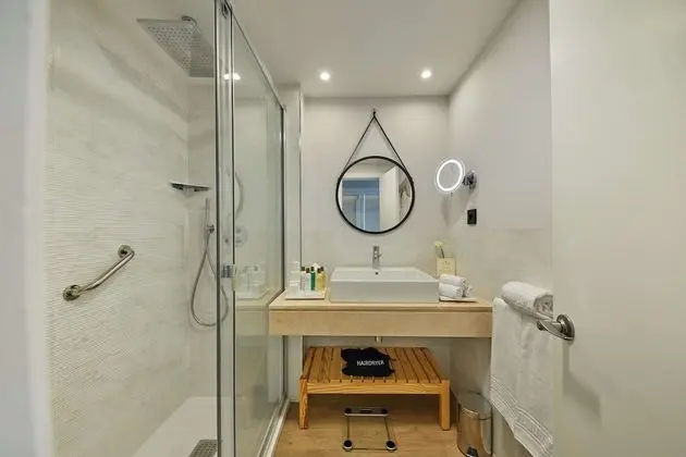 Tek Büyük Yataklı Oda (2 Adults + 1 Child)