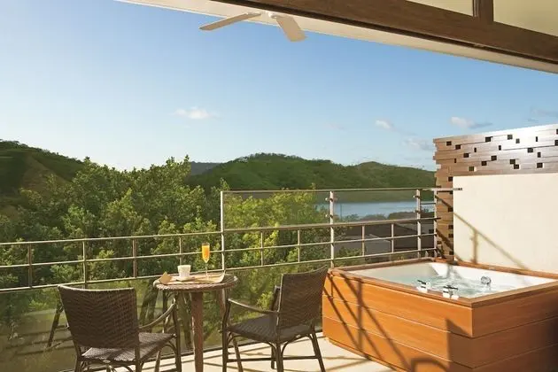 Junior Suite King Pool View