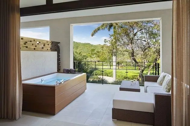 Preferred Club Master Suite Tropical