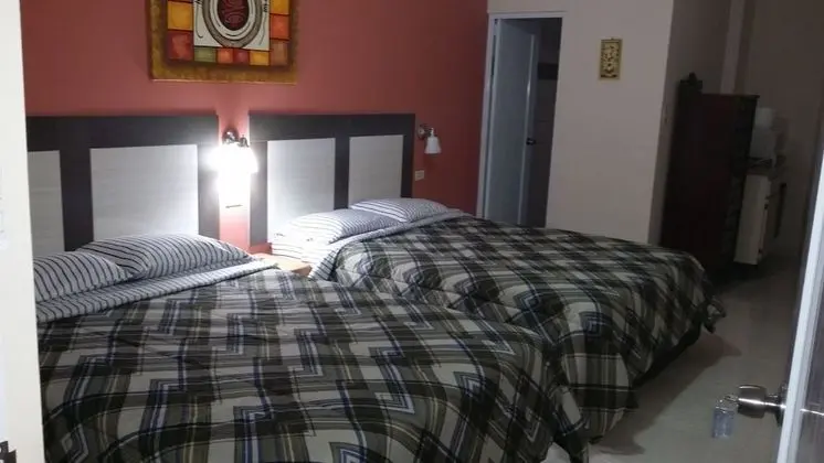 Oda, 2 Büyük (Queen) Boy Yatak