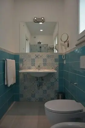 Deluxe Tek Büyük Yataklı Oda, Bahçe Manzaralı (Bagno con finestra)