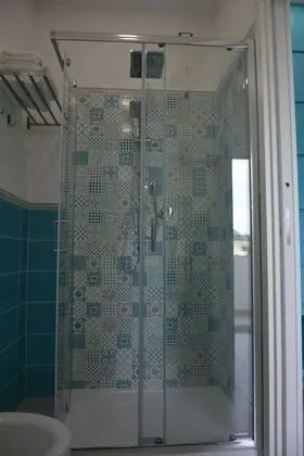 Deluxe Tek Büyük Yataklı Oda, Bahçe Manzaralı (Bagno con finestra)