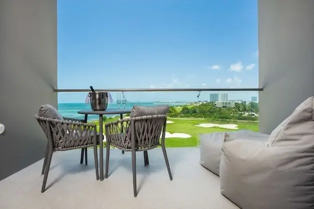 Deluxe Golf and Ocean View 2 Queens