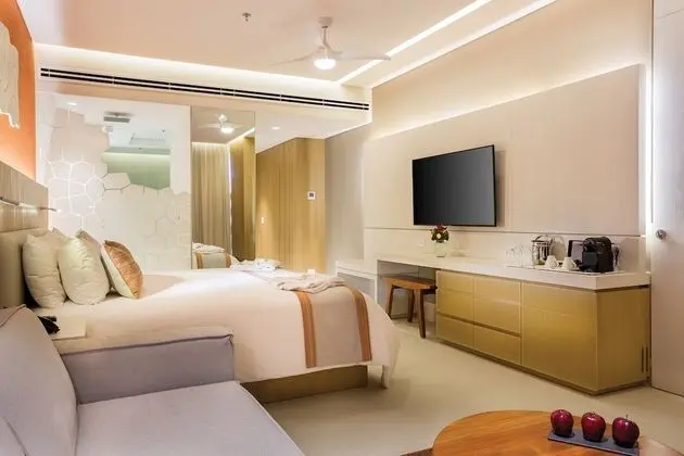 Deluxe Golf and Ocean View King