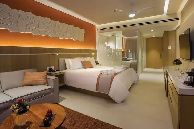 Deluxe Golf and Ocean View King