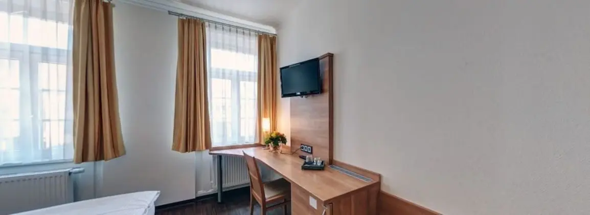 Tek Büyük Yataklı Oda (Haupthaus)