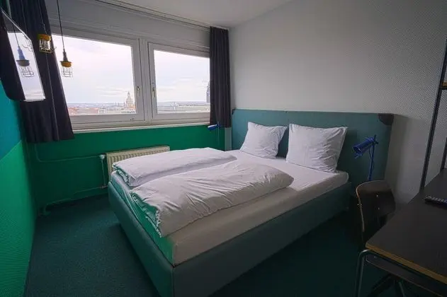 Standard Oda, 1 Büyük (Queen) Boy Yatak, Şehir Manzaralı