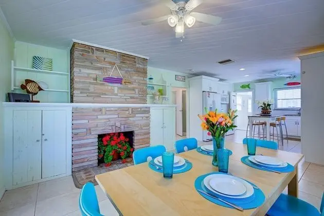 Ev (Driftwood Beach Oasis)