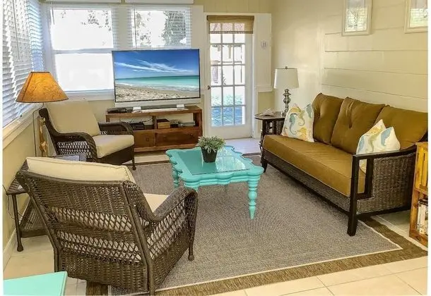 Ev (Driftwood Beach Oasis)