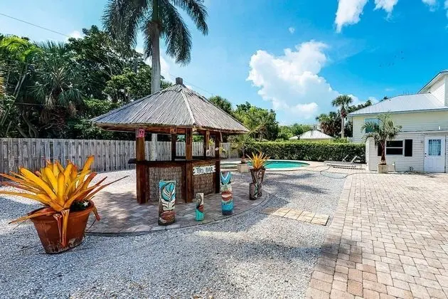 Ev (Driftwood Beach Oasis)