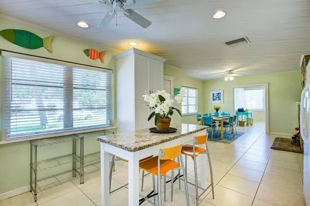Ev (Driftwood Beach Oasis)