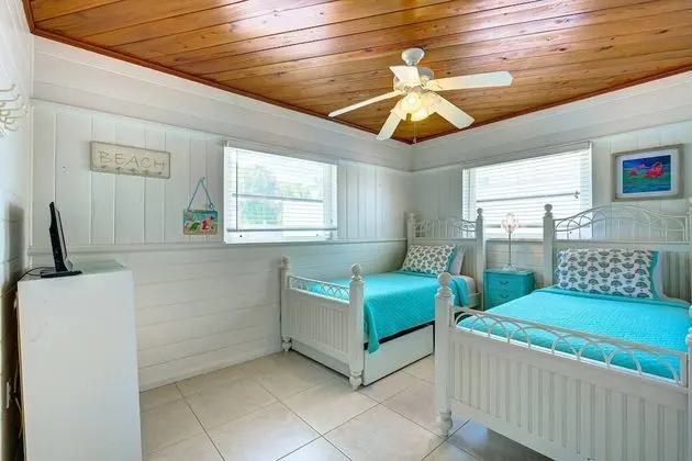 Ev (Driftwood Beach Oasis)