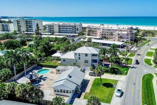 Ev (Driftwood Beach Oasis)
