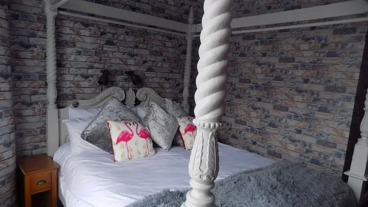 Tek Büyük Yataklı Oda, Deniz Manzaralı (Flamingo Four Poster)