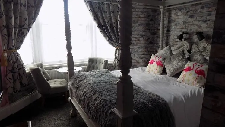 Tek Büyük Yataklı Oda, Deniz Manzaralı (Flamingo Four Poster)