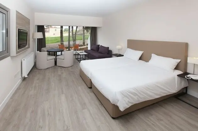 Junior Süit, Bahçeli