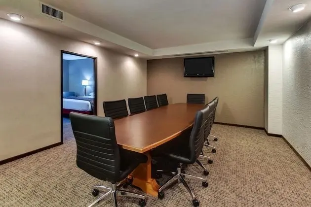 Deluxe Oda, 1 En Büyük (King) Boy Yatak, Engellilere Uygun (2 Rooms, Board Room Table, Tub)