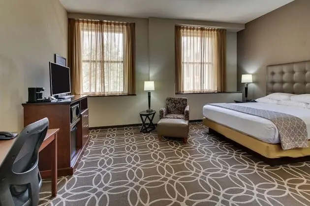 Deluxe Oda, 1 En Büyük (King) Boy Yatak, Buzdolabı ve Mikrodalga (Upper Floor, Hearing Accessible)
