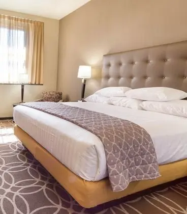 Deluxe Oda, 1 En Büyük (King) Boy Yatak, Buzdolabı ve Mikrodalga (Upper Floor, Hearing Accessible)
